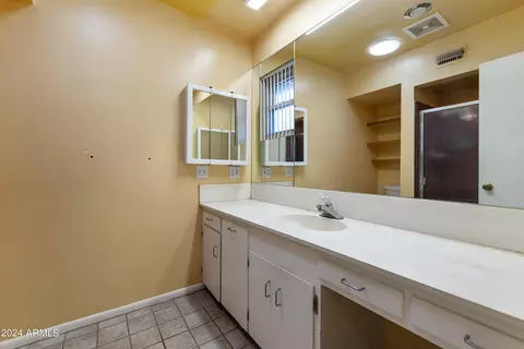 Bath - 32 W Linger Ln, Phoenix, AZ 85021 photo 2 of 2