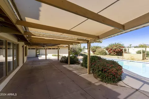 Exterior - 32 W Linger Ln, Phoenix, AZ 85021 photo 16 of 23