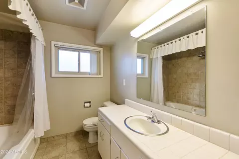 Bath - 32 W Linger Ln, Phoenix, AZ 85021 photo 1 of 2