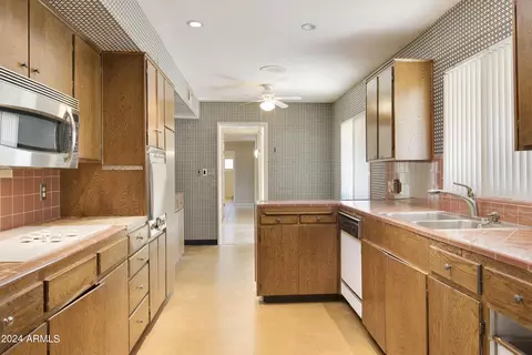Kitchen - 32 W Linger Ln, Phoenix, AZ 85021 photo 5 of 7