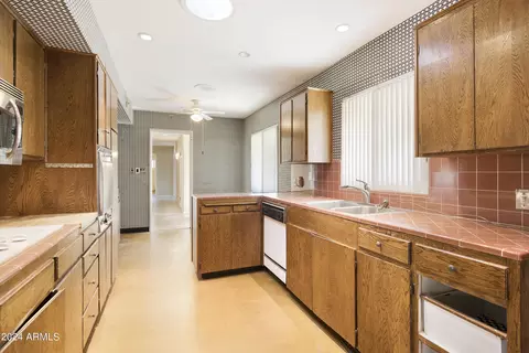 Kitchen - 32 W Linger Ln, Phoenix, AZ 85021 photo 3 of 7