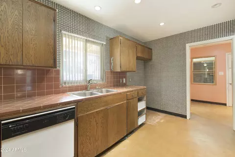 Kitchen - 32 W Linger Ln, Phoenix, AZ 85021 photo 2 of 7