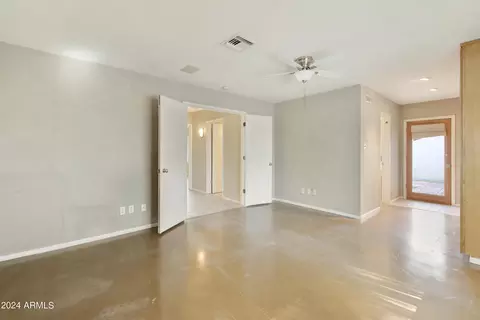 Living - 32 W Linger Ln, Phoenix, AZ 85021 photo 2 of 7
