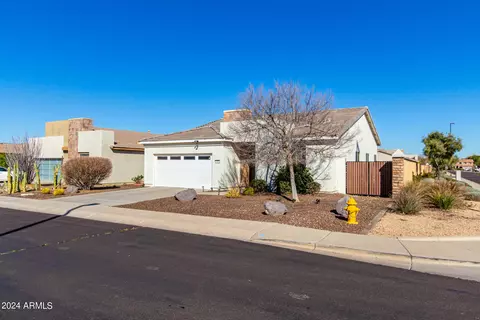 Exterior - 3558 E Ravenswood Dr, Gilbert, AZ 85298 photo 3 of 10