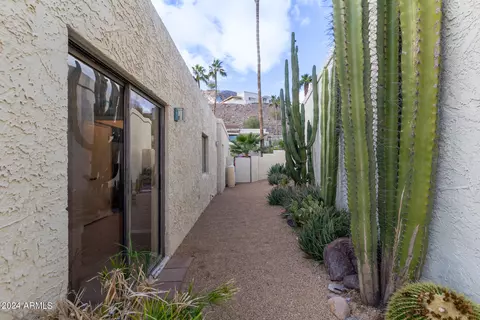 Exterior - 1735 E Frier Dr, Phoenix, AZ 85020 photo 4 of 26
