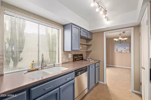 Kitchen - 1735 E Frier Dr, Phoenix, AZ 85020 photo 3 of 4