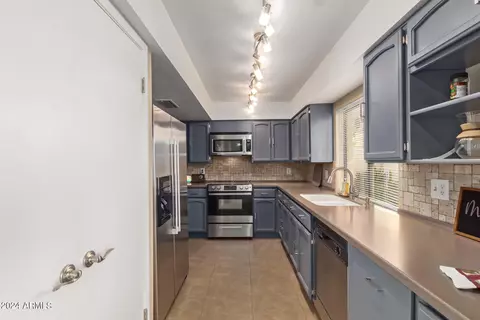 Kitchen - 1735 E Frier Dr, Phoenix, AZ 85020 photo 4 of 4