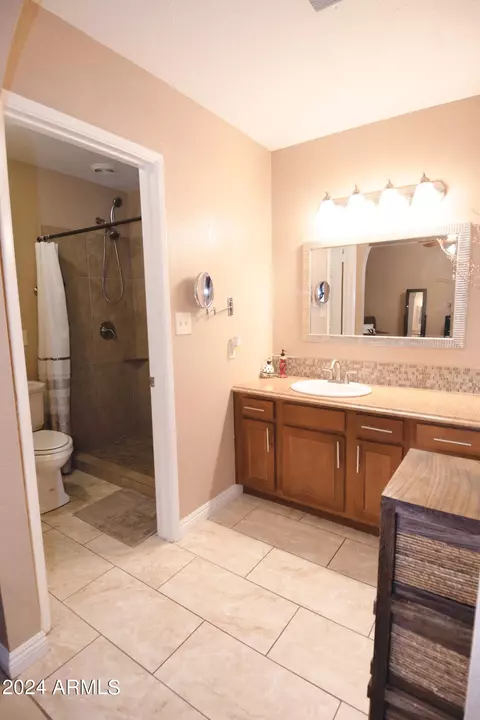 Bath - 3156 W Juniper Ave, Phoenix, AZ 85053 photo 2 of 5