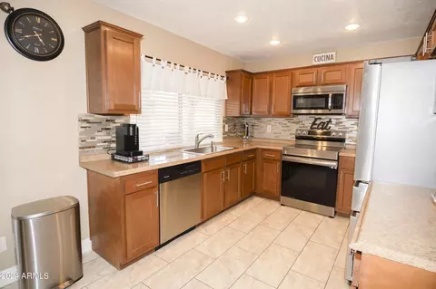 Kitchen - 3156 W Juniper Ave, Phoenix, AZ 85053 photo 2 of 2