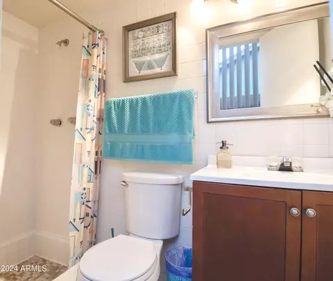 Bath - 3156 W Juniper Ave, Phoenix, AZ 85053 photo 5 of 5