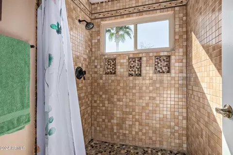 Bath - 1142 E Beverly Ln, Phoenix, AZ 85022 photo 4 of 6
