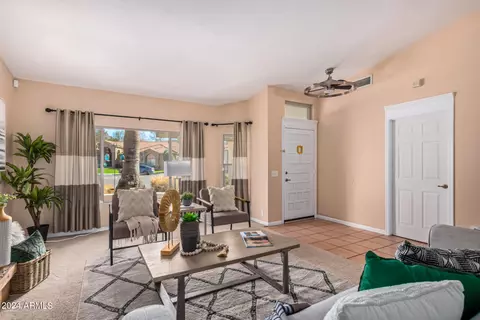 Living - 1142 E Beverly Ln, Phoenix, AZ 85022 photo 4 of 7