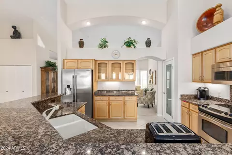 Kitchen - 14007 N 10th Pl, Phoenix, AZ 85022 photo 4 of 6