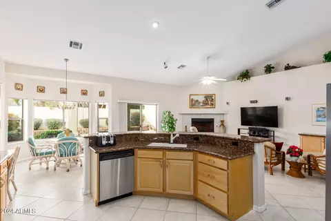 Kitchen - 14007 N 10th Pl, Phoenix, AZ 85022 photo 5 of 6