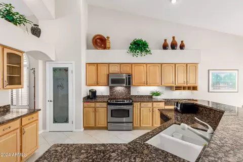 Kitchen - 14007 N 10th Pl, Phoenix, AZ 85022 photo 3 of 6