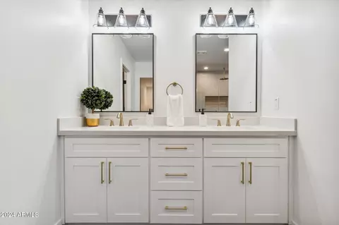 Bath - 4912 E Osborn Rd, Phoenix, AZ 85018 photo 2 of 4