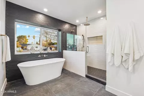 Bath - 4912 E Osborn Rd, Phoenix, AZ 85018 photo 1 of 4