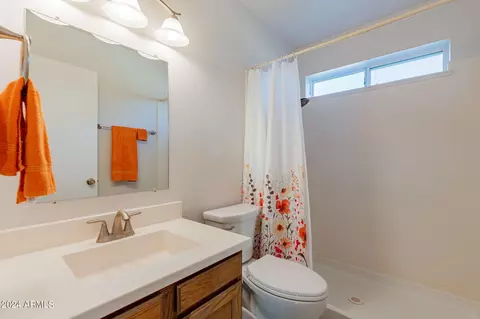 Bath - 427 E Rosemonte Dr, Phoenix, AZ 85024 photo 4 of 4