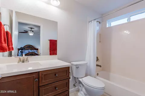Bath - 427 E Rosemonte Dr, Phoenix, AZ 85024 photo 1 of 4
