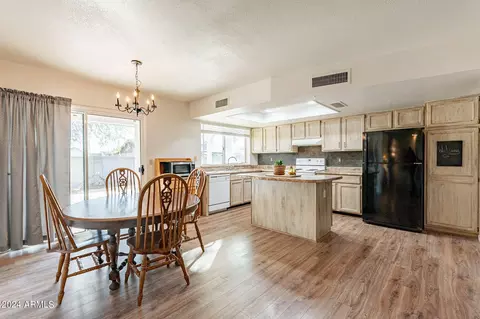 Kitchen - 427 E Rosemonte Dr, Phoenix, AZ 85024 photo 1 of 6