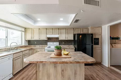 Kitchen - 427 E Rosemonte Dr, Phoenix, AZ 85024 photo 4 of 6