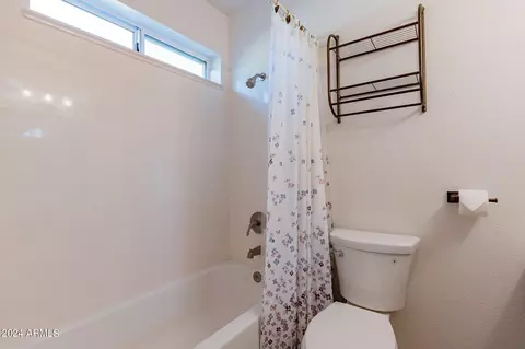 Bath - 427 E Rosemonte Dr, Phoenix, AZ 85024 photo 3 of 4