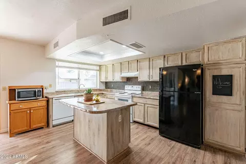 Kitchen - 427 E Rosemonte Dr, Phoenix, AZ 85024 photo 2 of 6