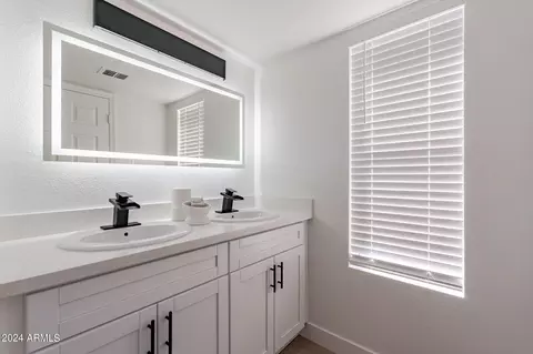 Bath - 418 E Rosemonte Dr, Phoenix, AZ 85024 photo 2 of 4