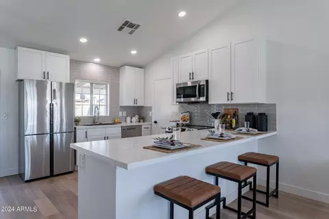 Kitchen - 418 E Rosemonte Dr, Phoenix, AZ 85024 photo 2 of 4