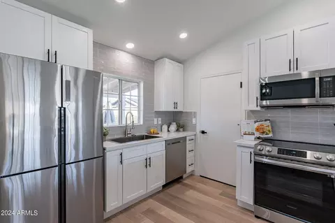 Kitchen - 418 E Rosemonte Dr, Phoenix, AZ 85024 photo 4 of 4