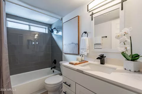Bath - 418 E Rosemonte Dr, Phoenix, AZ 85024 photo 4 of 4