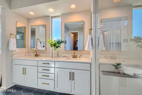 Bath - 3545 E Tina Dr, Phoenix, AZ 85050 photo 3 of 4
