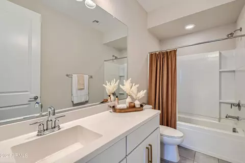 Bath - 3545 E Tina Dr, Phoenix, AZ 85050 photo 4 of 4