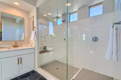 Bath - 3545 E Tina Dr, Phoenix, AZ 85050 photo 2 of 4