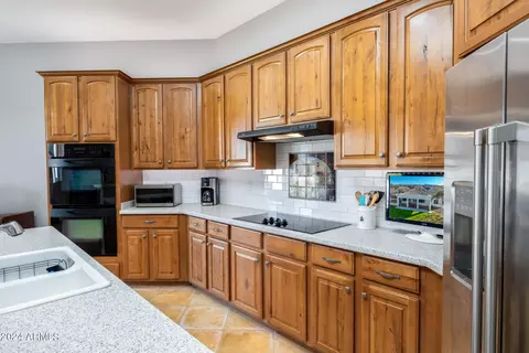 Kitchen - 2908 E Desert Ln, Phoenix, AZ 85042 photo 5 of 10
