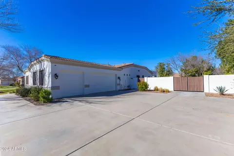 Exterior - 2908 E Desert Ln, Phoenix, AZ 85042 photo 6 of 21