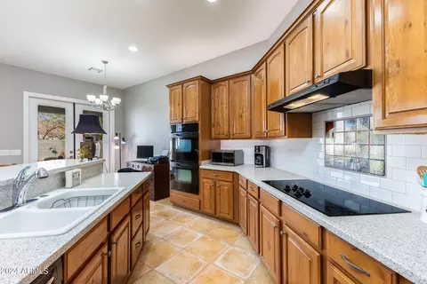 Kitchen - 2908 E Desert Ln, Phoenix, AZ 85042 photo 6 of 10