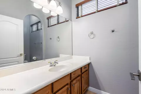 Bath - 2908 E Desert Ln, Phoenix, AZ 85042 photo 6 of 8