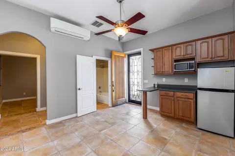 Kitchen - 2908 E Desert Ln, Phoenix, AZ 85042 photo 9 of 10