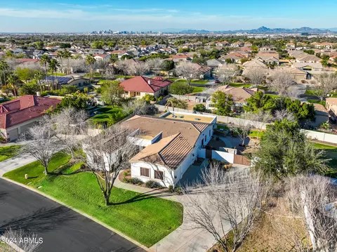 View/Area - 2908 E Desert Ln, Phoenix, AZ 85042 photo 6 of 11