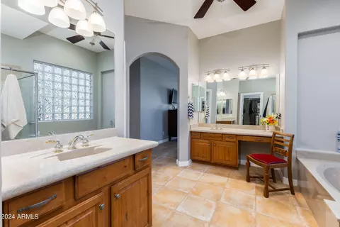 Bath - 2908 E Desert Ln, Phoenix, AZ 85042 photo 4 of 8
