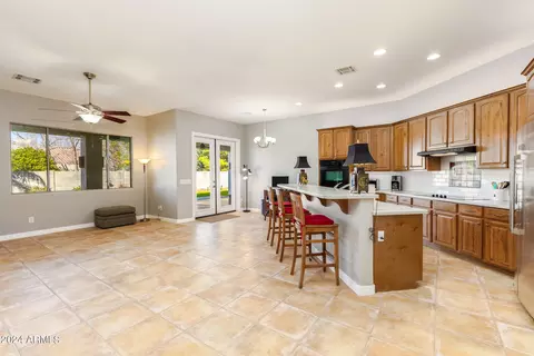 Kitchen - 2908 E Desert Ln, Phoenix, AZ 85042 photo 4 of 10