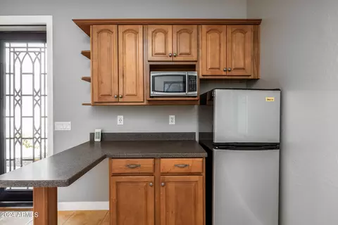 Kitchen - 2908 E Desert Ln, Phoenix, AZ 85042 photo 10 of 10