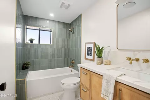 Bath - 3118 N 27th St, Phoenix, AZ 85016 photo 2 of 9