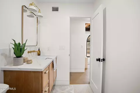 Bath - 3118 N 27th St, Phoenix, AZ 85016 photo 3 of 9