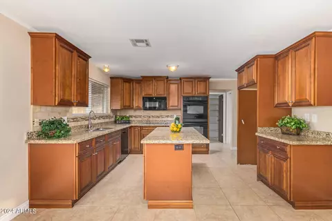 Kitchen - 1118 E Dolphin Cir, Mesa, AZ 85204 photo 3 of 8