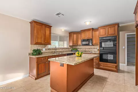 Kitchen - 1118 E Dolphin Cir, Mesa, AZ 85204 photo 2 of 8