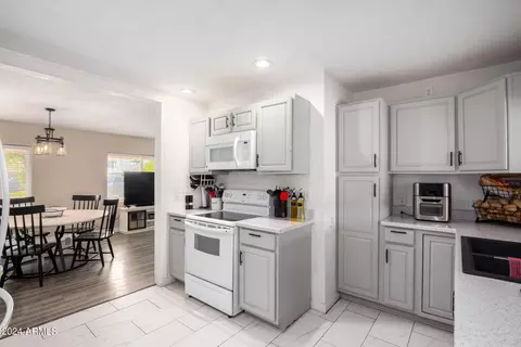 Kitchen - 7145 N 26th Dr, Phoenix, AZ 85051 photo 3 of 4