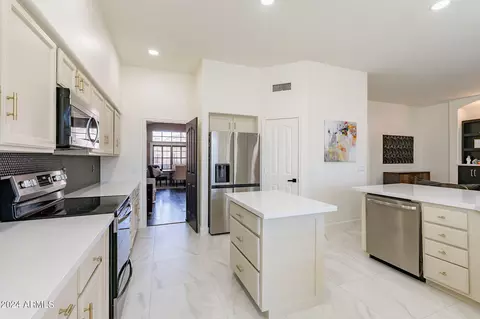 Kitchen - 2123 E Granite View Dr, Phoenix, AZ 85048 photo 2 of 7