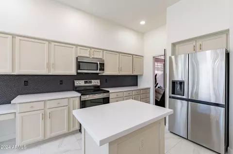 Kitchen - 2123 E Granite View Dr, Phoenix, AZ 85048 photo 3 of 7